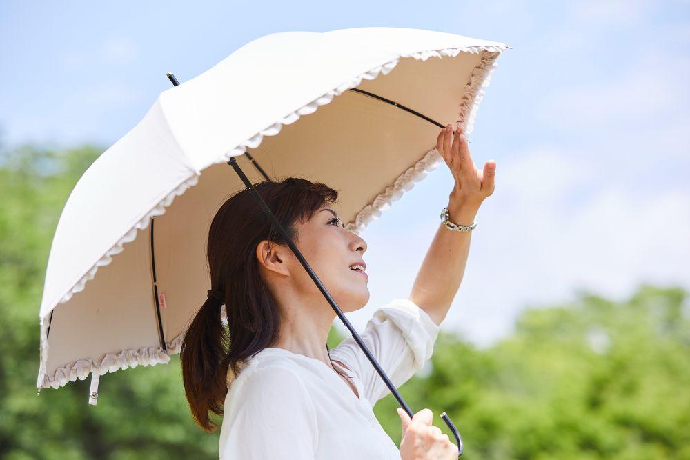 日傘をさす女性